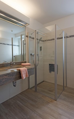 Shower, hair dryer, towels - Hotel Wittensee (Gross Wittensee)