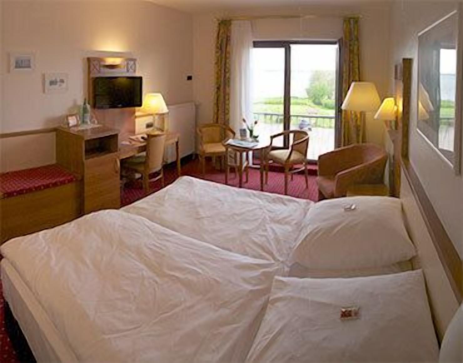 hypo-allergenic bedding, in-room safe, desk, iron/ironing board