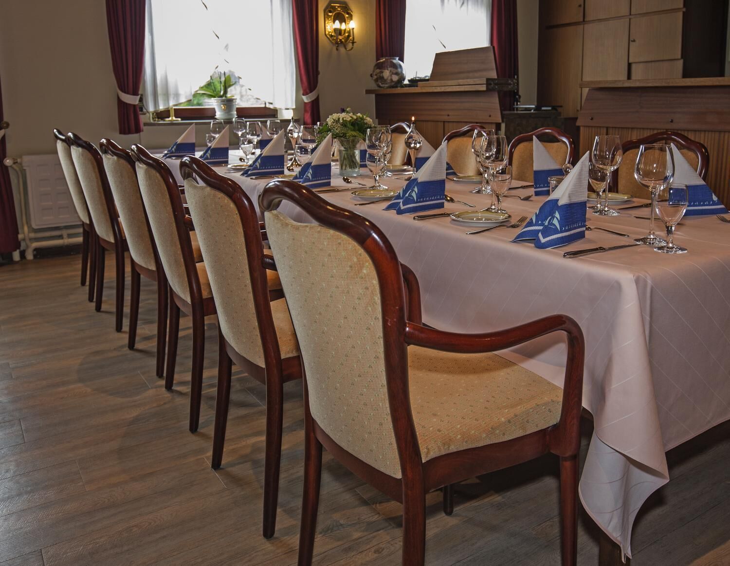 breakfast, lunch, dinner served; regional cuisine