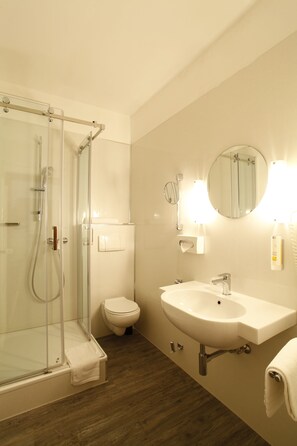 Shower, designer toiletries, hair dryer, slippers - Arthotel ANA Eden Karlsruhe, Trademark Collection by Wyndham (Karlsruhe)