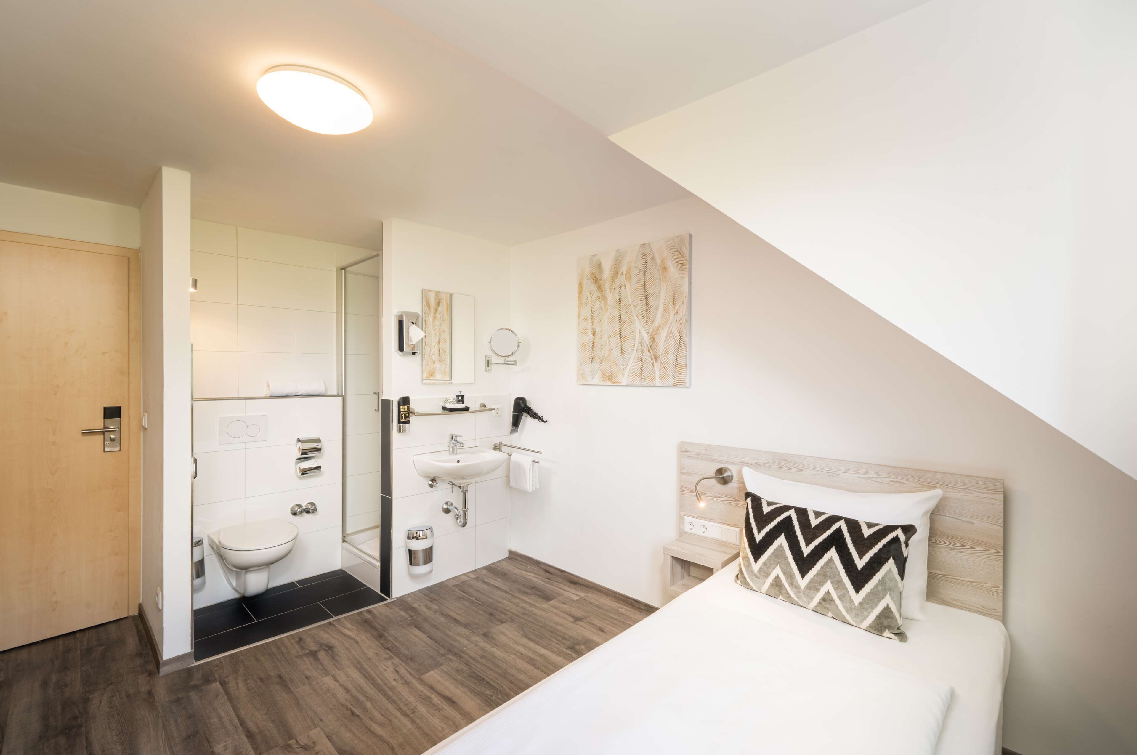 economy single room | minibar, in-room safe, desk, blackout curtains