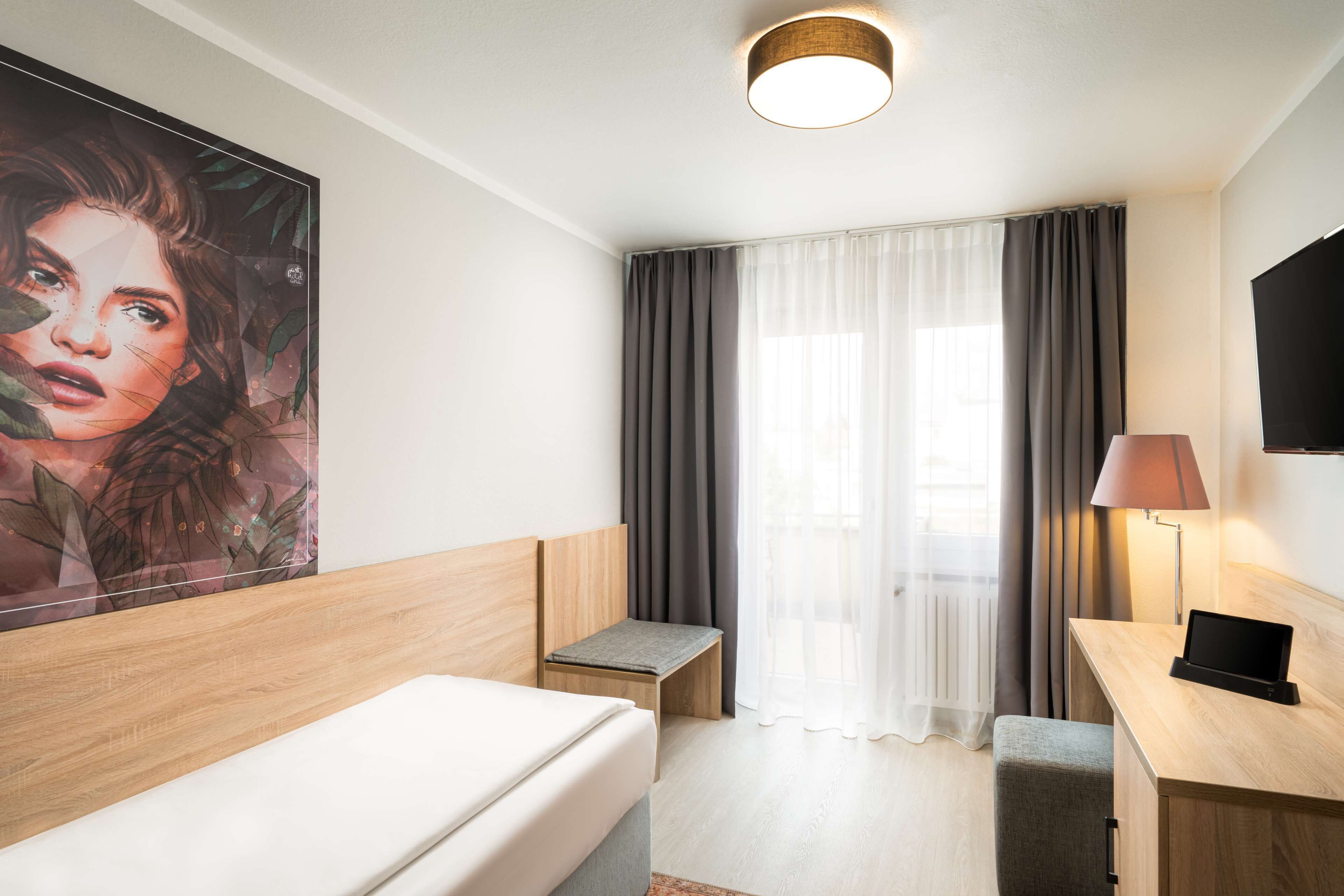 Minibar, una cassaforte in camera, una scrivania, tende oscuranti