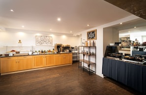 Se ofrece un desayuno bufé todos los días (17 EUR por persona)