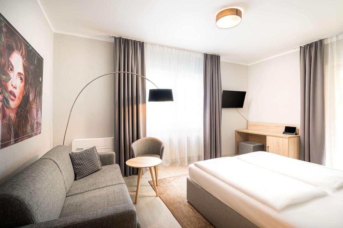 Phòng đôi Tiêu chuẩn | Minibar, két bảo mật tại phòng, bàn, màn/rèm cản sáng