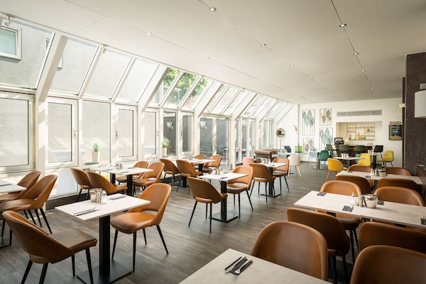 Bữa sáng buffet hàng ngày (17 EUR/mỗi người)