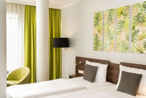 Frigobar, cofres nos quartos, escrivaninha, cortinas blackout