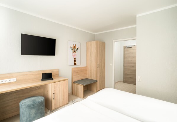 Standard Double Room | Minibar, in-room safe, desk, blackout drapes - Arthotel ANA Eden Karlsruhe, Trademark Collection by Wyndham (Karlsruhe)