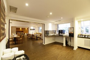Tägliches Frühstücksbuffet (17 EUR pro Person)
