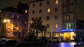 A multi-story hotel with a visible entrance and a sign that reads "HOTEL ARIA". - Hotel Aria (Frankfurt)
