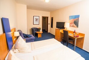 Minibar, värdeförvaringsskåp på rummet och skrivbord