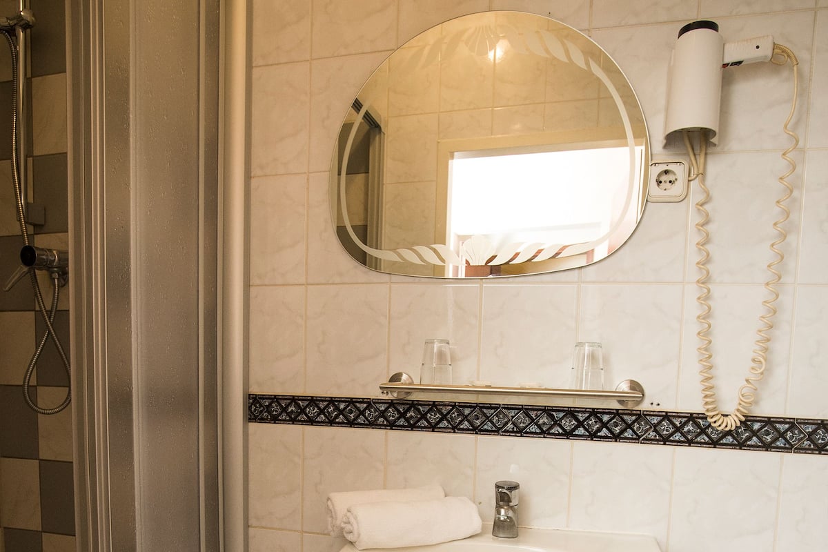 Shower, rainfall showerhead, free toiletries, hair dryer