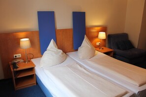 Minibar, Zimmersafe, Schreibtisch, Bügeleisen/Bügelbrett