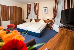 Minibar, in-room safe, desk, iron/ironing board - Hotel Aria (Frankfurt)