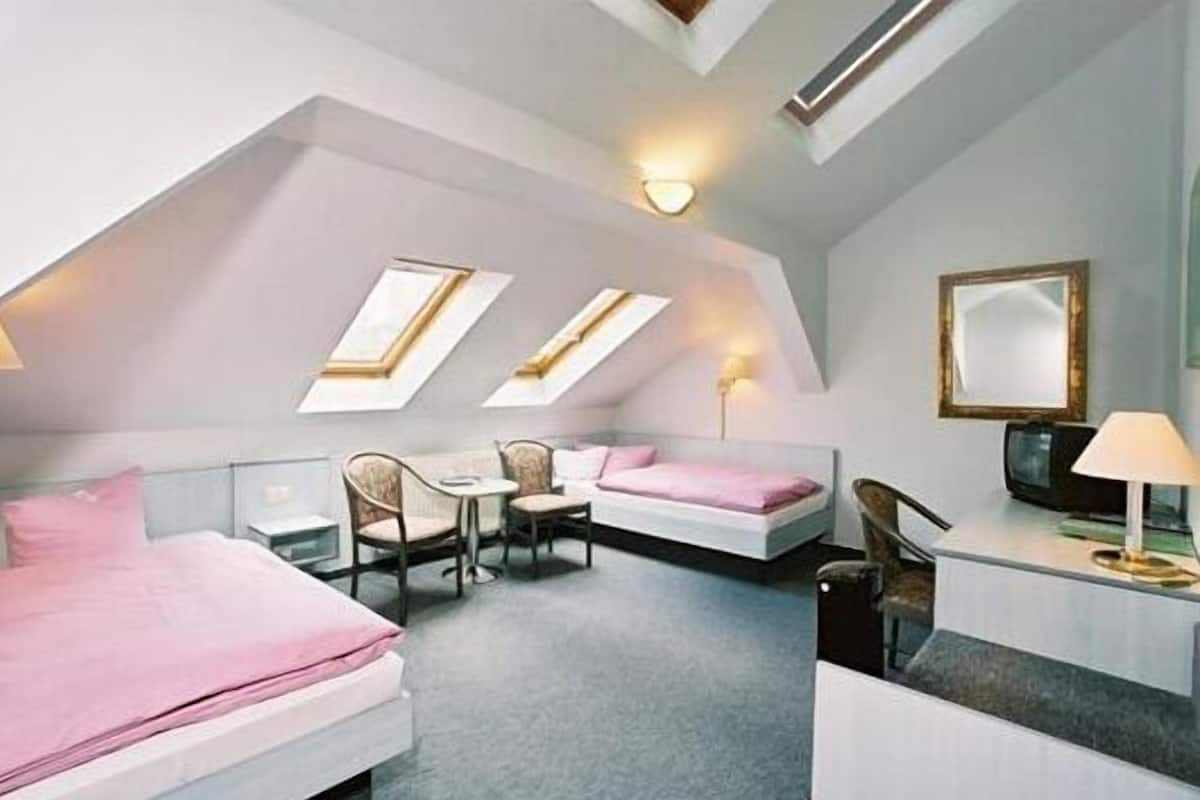 Double or Twin Room | In-room safe, desk, WiFi (free)