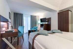 Minibar, in-room safe, desk, iron/ironing board - Trip Inn Messe Westend (Frankfurt)