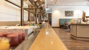 Tägliches Frühstücksbuffet (19 EUR pro Person)