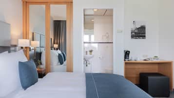 Suite, varias camas (Up to 3 Adults) | Ropa de cama hipoalergénica y caja de seguridad en la habitación