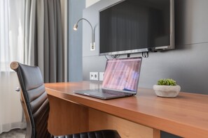 Ropa de cama hipoalergénica y caja de seguridad en la habitación