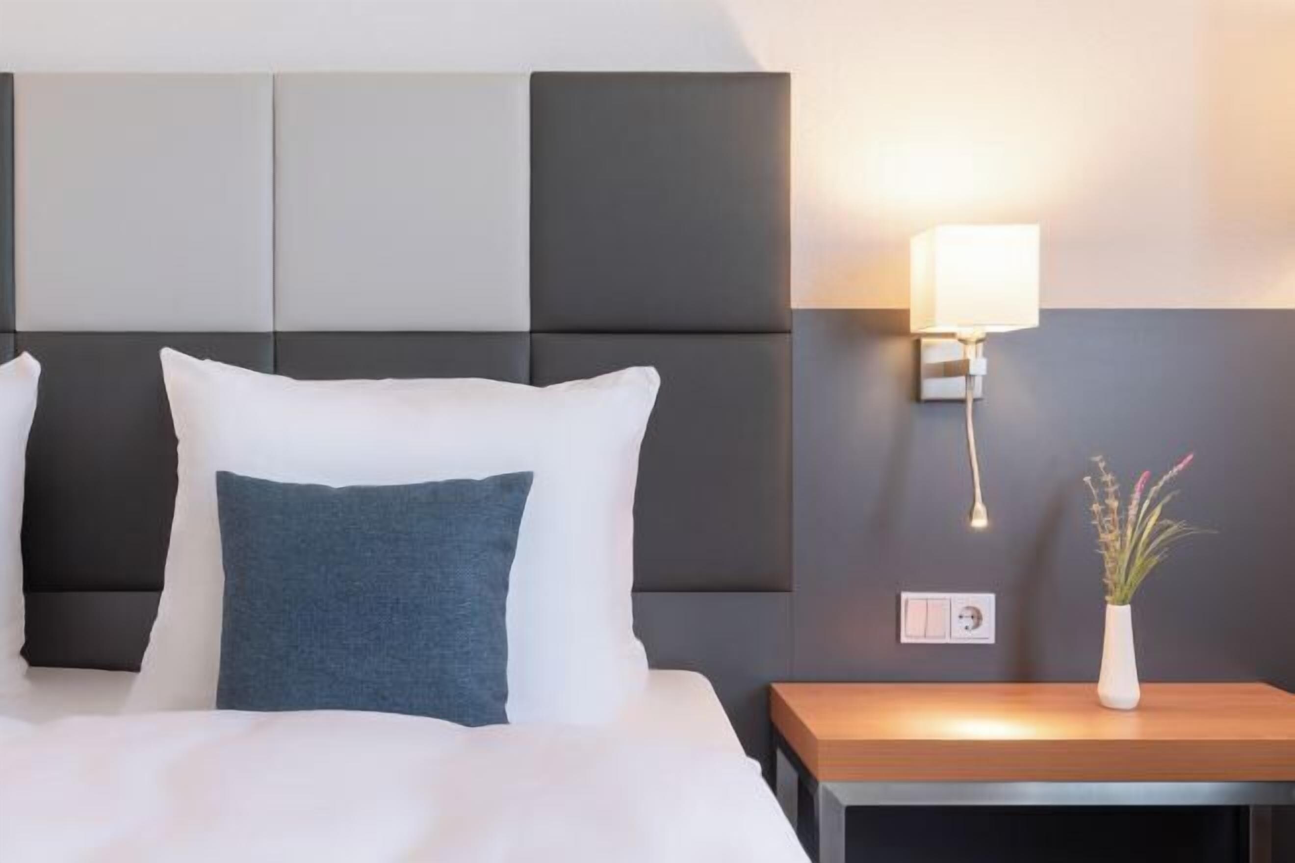 Literie hypoallergénique, coffres-forts dans les chambres, bureau