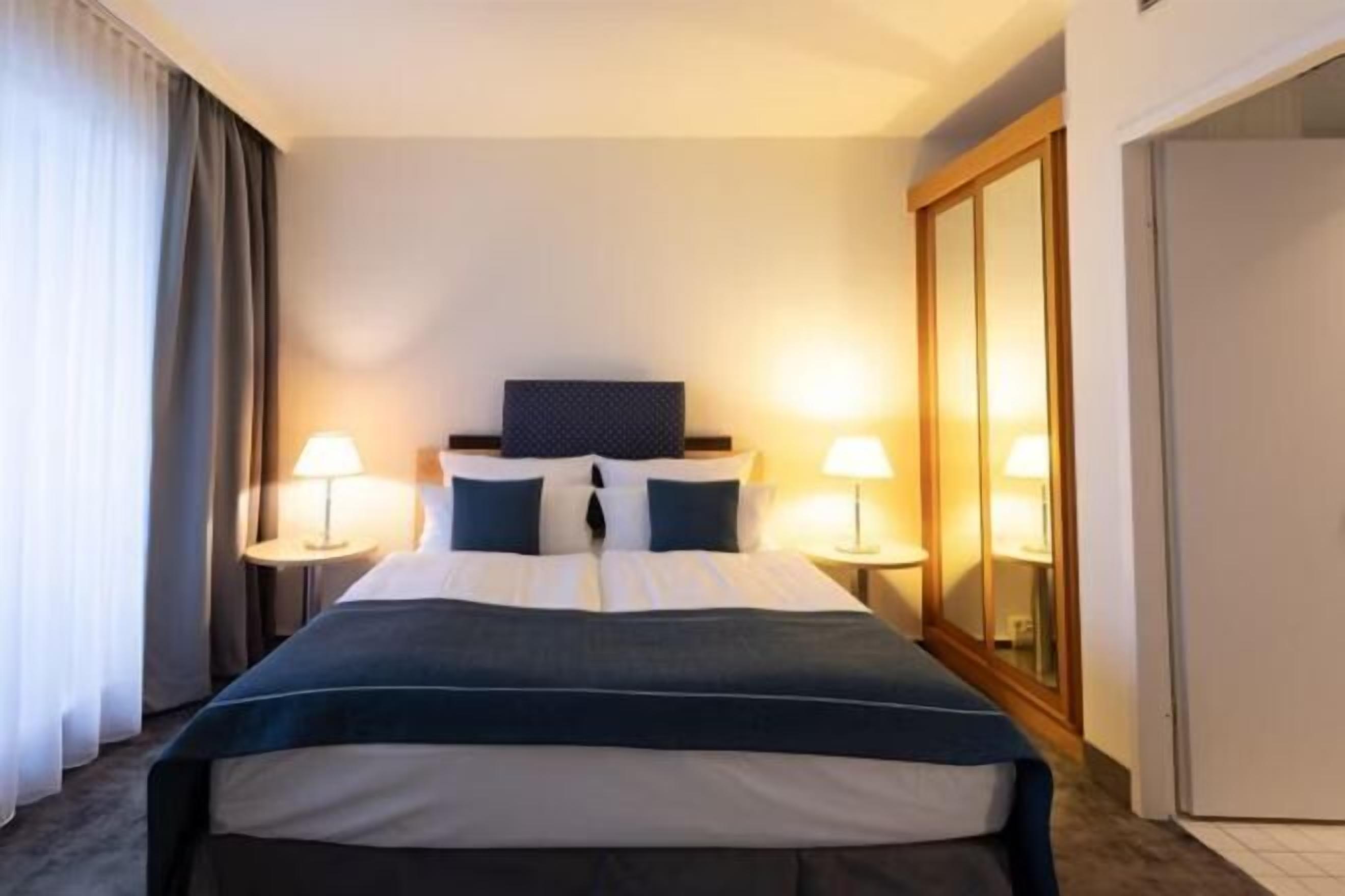 Literie hypoallergénique, coffres-forts dans les chambres, bureau