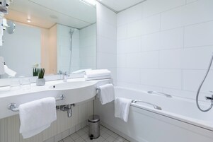 Artículos de higiene personal gratuitos, secador de pelo y toallas