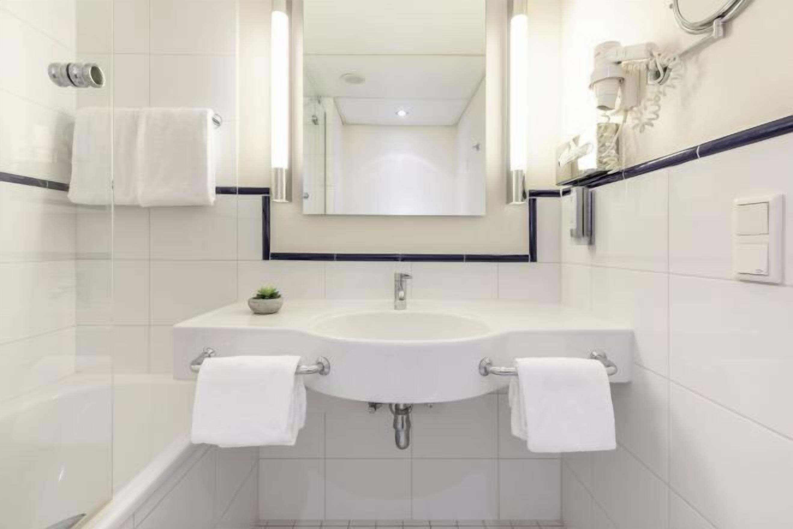 Badkamer | Gratis toiletartikelen, een haardroger, handdoeken