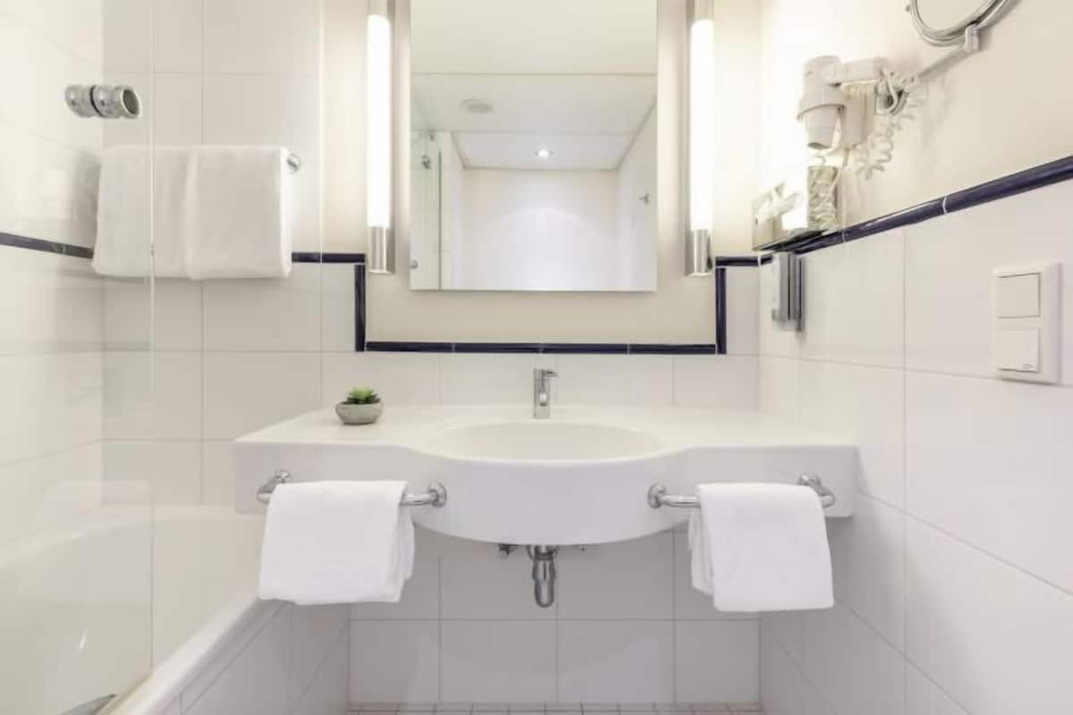 Baño | Artículos de higiene personal gratuitos, secador de pelo y toallas