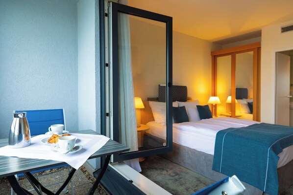 スイート 1 ベッドルーム (Up to 3 Adults) | 低刺激性寝具、セーフティボックス (室内)、デスク、防音設備