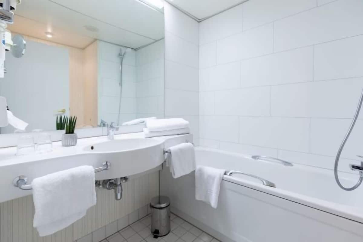 Baño | Artículos de higiene personal gratuitos, secador de pelo y toallas