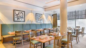 Tägliches Frühstücksbuffet (19 EUR pro Person)