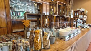 A buffet area with various food items and utensils. - Hotel Tenner (Neustadt an der Weinstrasse)