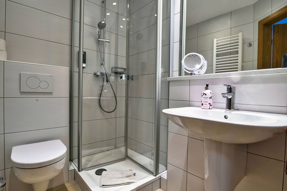 double room | bathroom | shower, free toiletries, hair dryer, towels