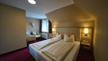 Habitación doble | Ropa de cama de alta calidad, minibar, caja fuerte
