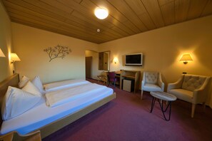 Habitación doble | Ropa de cama de alta calidad, minibar, caja fuerte
