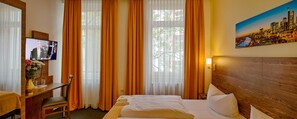 Escritorio, espacio para trabajar con un portátil, cortinas opacas