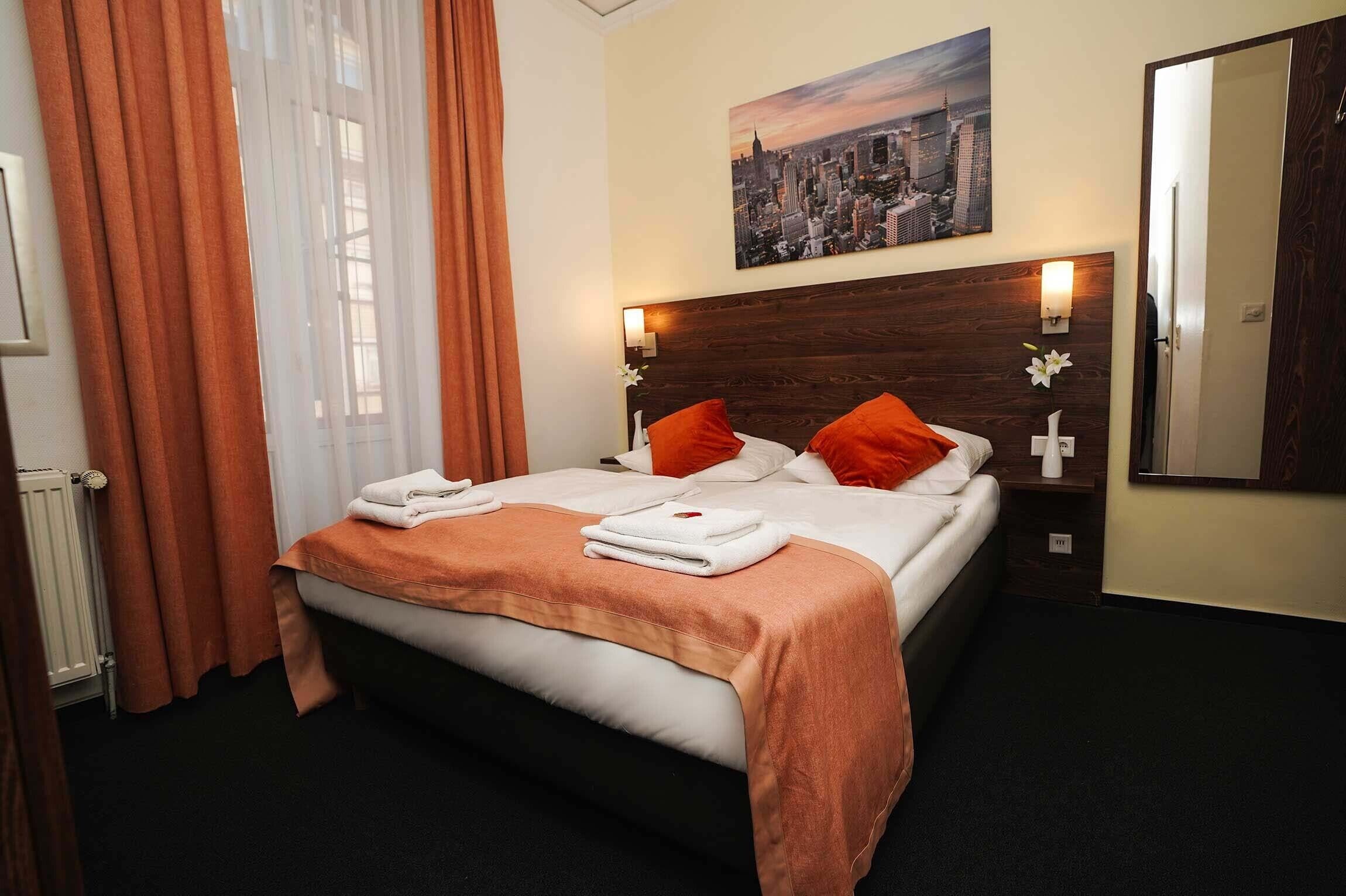 Doppelzimmer | Schreibtisch, laptopgeeigneter Arbeitsplatz, Verdunkelungsvorhänge