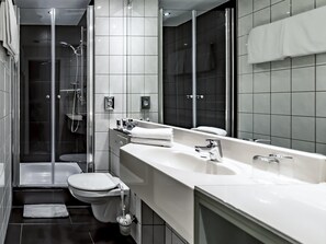 Een minibar, een kluis op de kamer, een bureau, geluiddichte muren