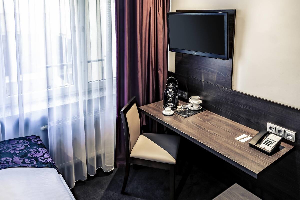 Kamar Standar, 1 Tempat Tidur Twin | Minibar, brankas, meja kerja, dan kedap suara
