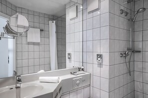 Standardzimmer, 1 Einzelbett | Badezimmer | Duschwanne, umweltfreundliche Kosmetikartikel, Haartrockner, Handtücher