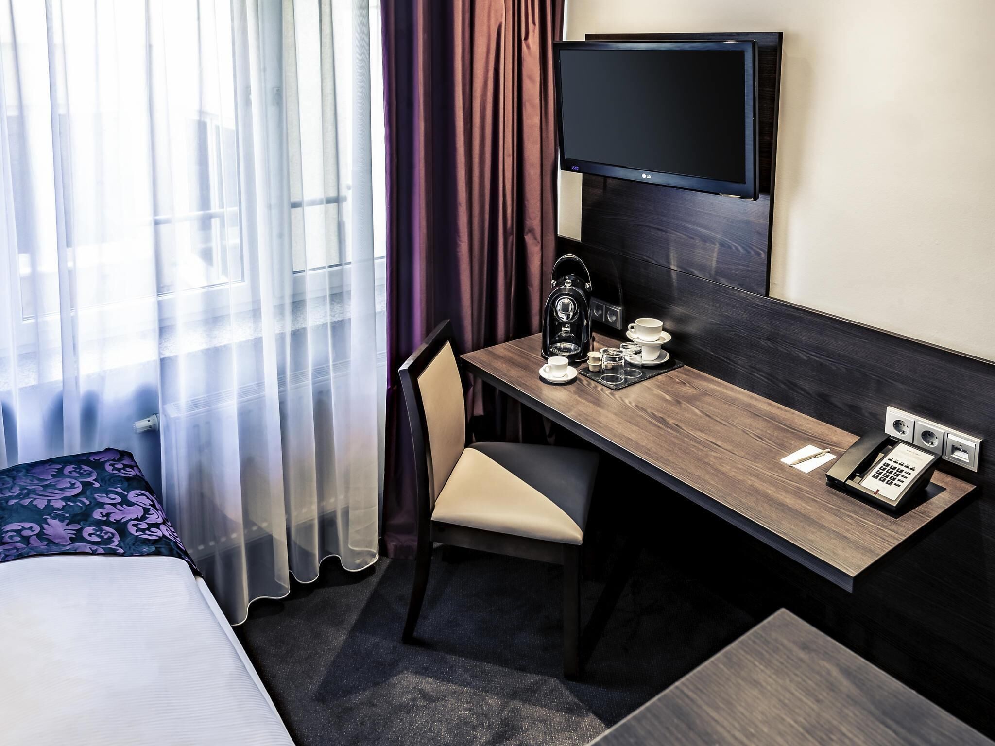 Standardzimmer, 1 Einzelbett | Minibar, Zimmersafe, Schreibtisch, schallisolierte Zimmer