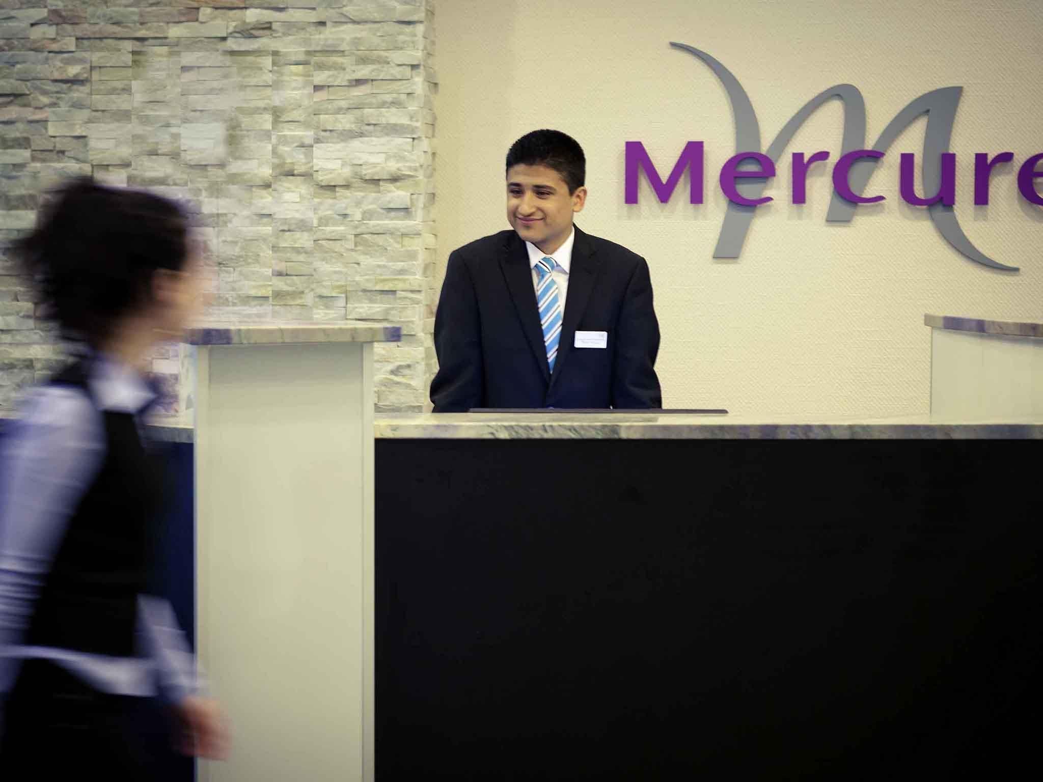 Een receptie met een stenen muur en een bordje met de tekst 'Mercure'.