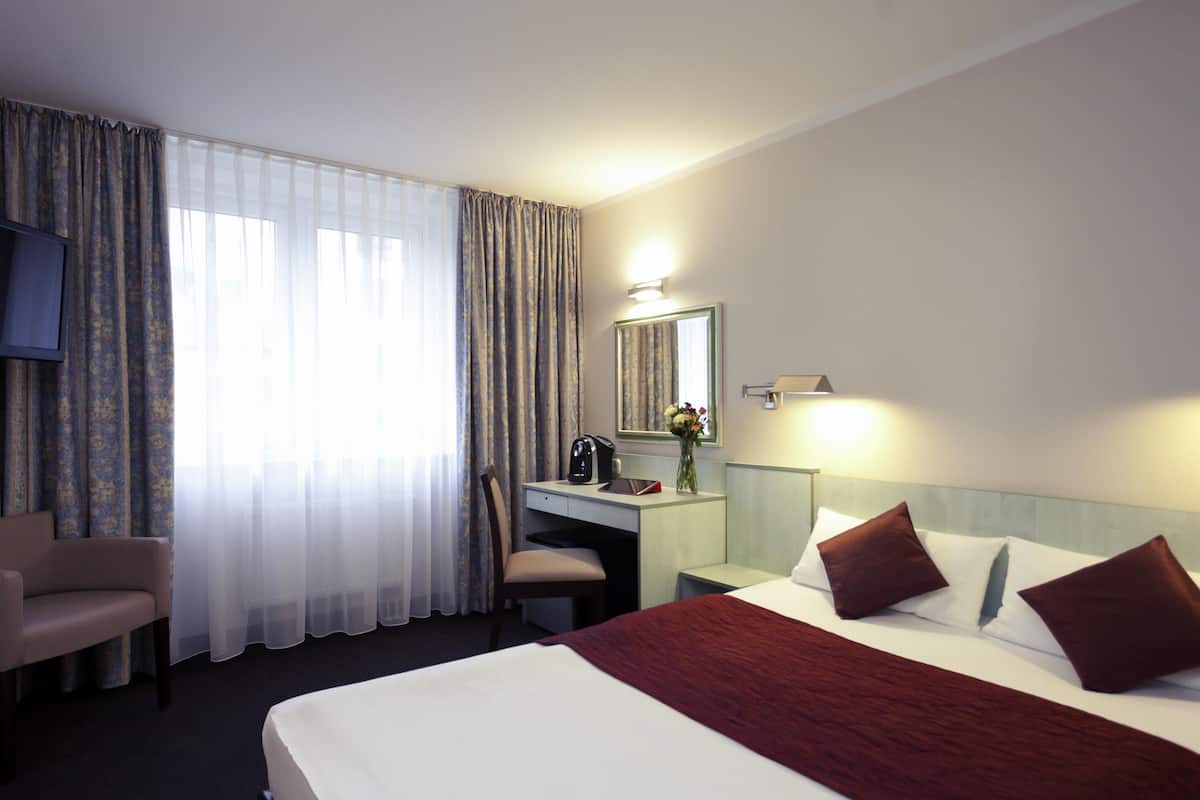 Privilege, Kamar, 1 Tempat Tidur Double | Minibar, brankas, meja kerja, dan kedap suara