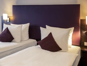 Quarto standard, 2 camas de solteiro | Frigobar, cofres nos quartos, escrivaninha, quartos à prova de som