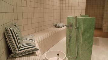 Une salle de bain avec une baignoire, une douche et un lavabo.