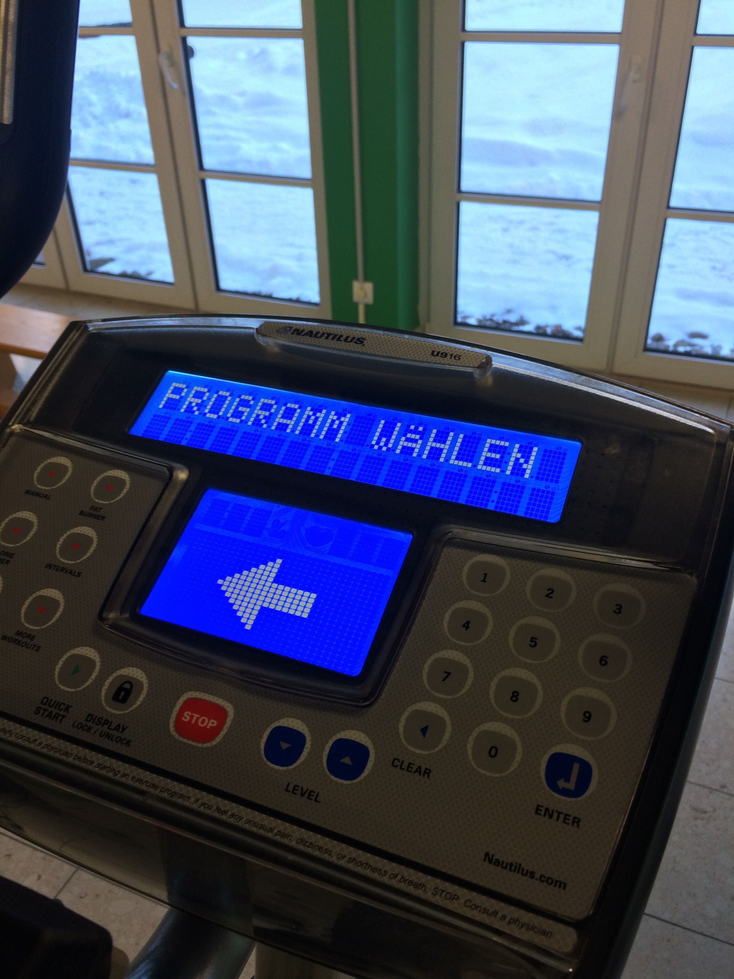 Un appareil d'exercice Nautilus U916 doté d'un écran numérique affichant le texte « PROGRAM WAHLEN » et d'un clavier avec des boutons numérotés.