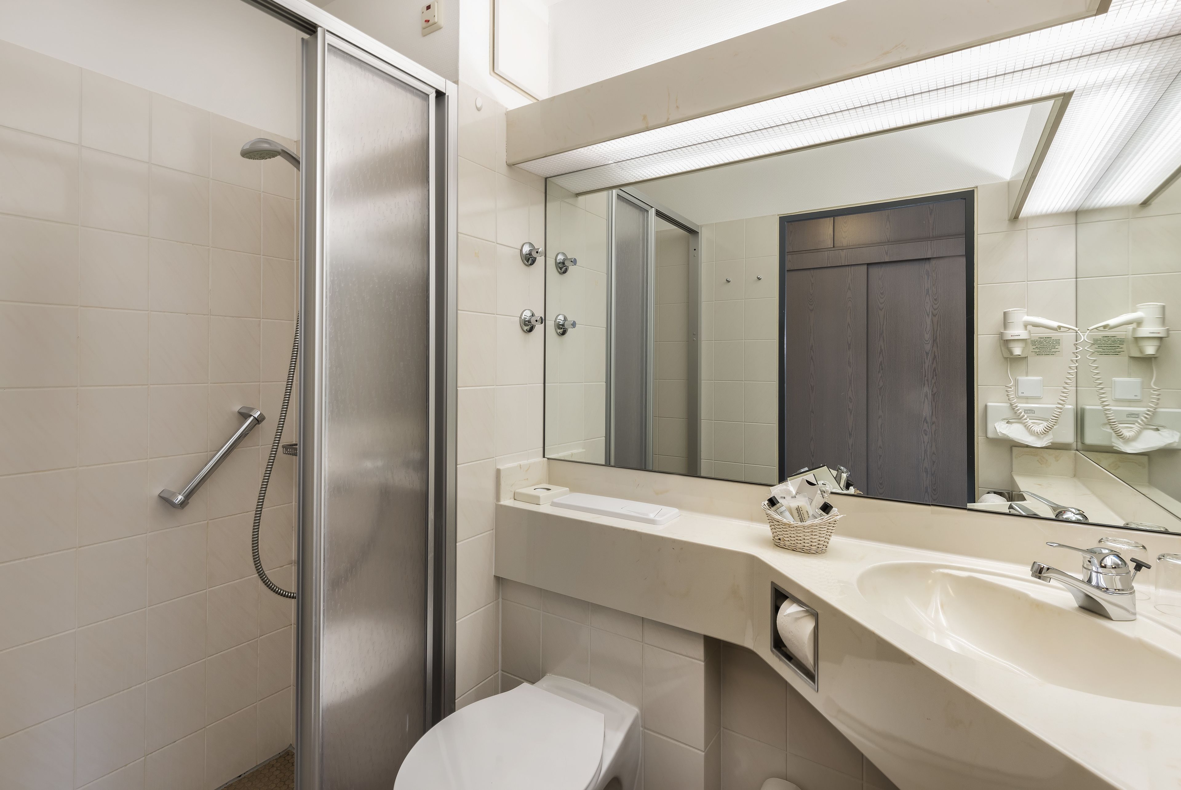 shower, free toiletries, hair dryer, towels