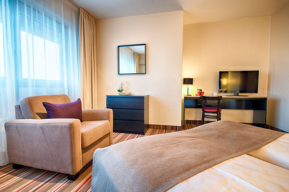 standard double room | in-room safe, desk, soundproofing, free wifi
