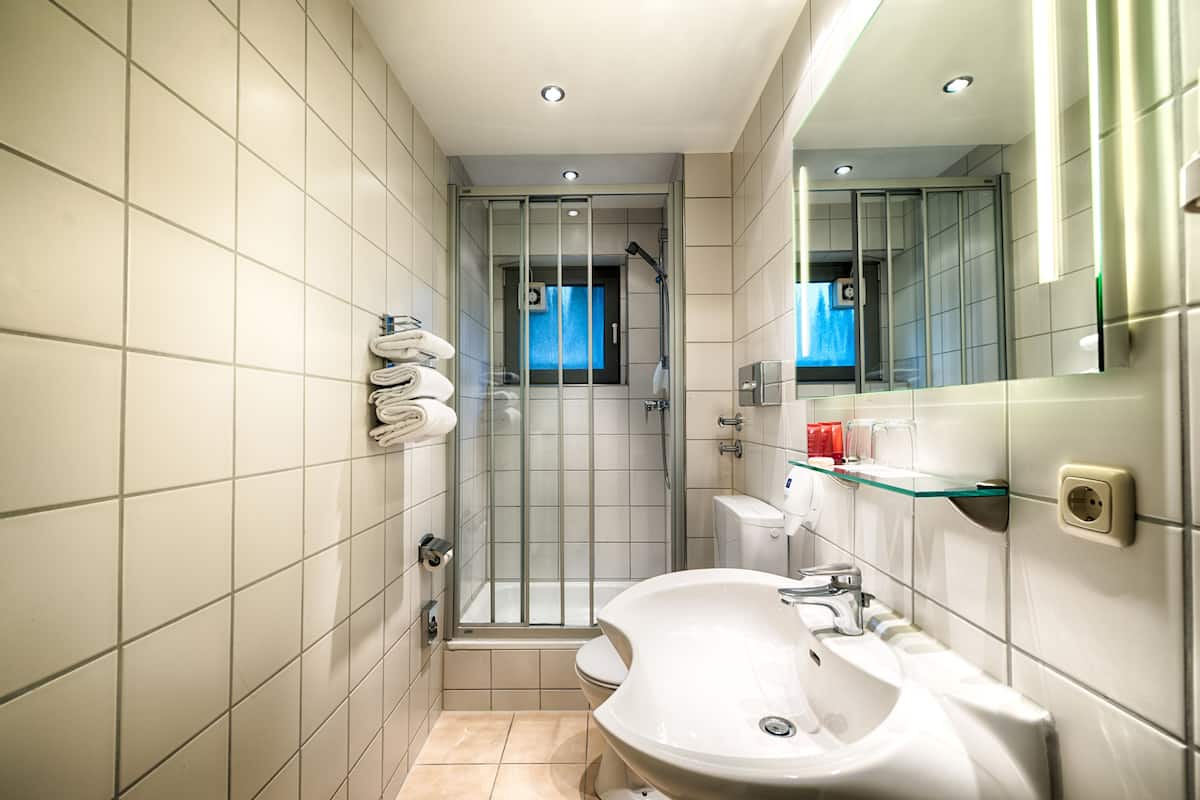 standard double room | bathroom | combined shower/bathtub, free toiletries, hair dryer, towels
