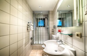 Standard-Doppelzimmer | Badezimmer | Duschwanne, kostenlose Toilettenartikel, Haartrockner, Handtücher