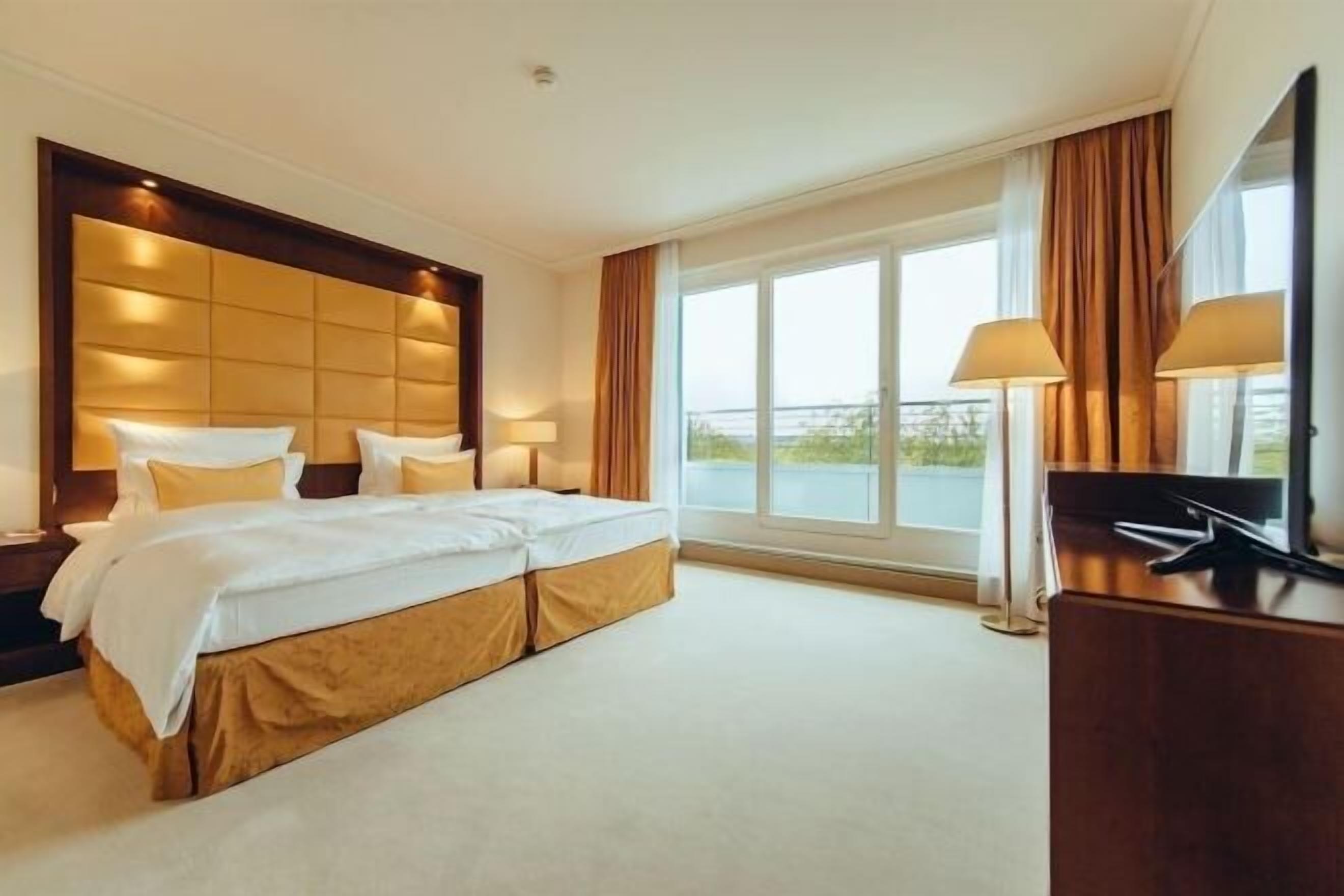 Premium bedding, down comforters, minibar, in-room safe